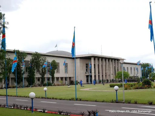 L'annonce a été faite à travers un communiqué du ministre de la communication et médias du congo Brazzaville voisin proche de la capitale Kinshasa où une attaque des assaillants visant le palais de la nation a été observée et maîtrisée. Selon le gouvernement congolais cet obus tiré à partir de Kinshasa a fini sa course dans l'arrondissement 2 Bacongo, précisément au quartier M'Pissa dans la zone dite des Trois Francs. Elle rassure la population et l'appelle à vaquer librement à ses occupations car l'impact est évalué à faible risque. " cet accident a directement touché quatre (4) parcelles; des éclats dus à l'impact ont également touché une dizaine d'autres parcelles environnantes; d'autre part, quelques personnes ont été légèrement blessées, l'une d'entre elles ayant été transportée à l'hôpital des armées de Brazzaville pour prise en charge par les services de santé " peut-on lire dans ce communiqué Et d'ajouter "Le Gouvernement assure les populations de Brazzaville, et particulièrement celles des quartiers concernés, qu'il s'agit d'un incident isolé. Il invite les Brazzavilloises et Brazzavillois à vaquer aux occupations qui sont les leurs en ce week-end de Pentecôte", dit le communiqué du ministère dirigé par Thierry Moungalla, porte-parole du gouvernement À Kinshasa le porte parole de l'armée Sylvain Ekenge à annoncée ce matin dans un bref message diffusé à la Radio Télévision Nationale Congolaise RTNC, que les forces armées de la République Démocratique du Congo ont déjoué un coup d'état.