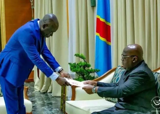 Augustin Kabuya remettant son rapport au Président de la République Félix Tshisekedi après sa mission d'information