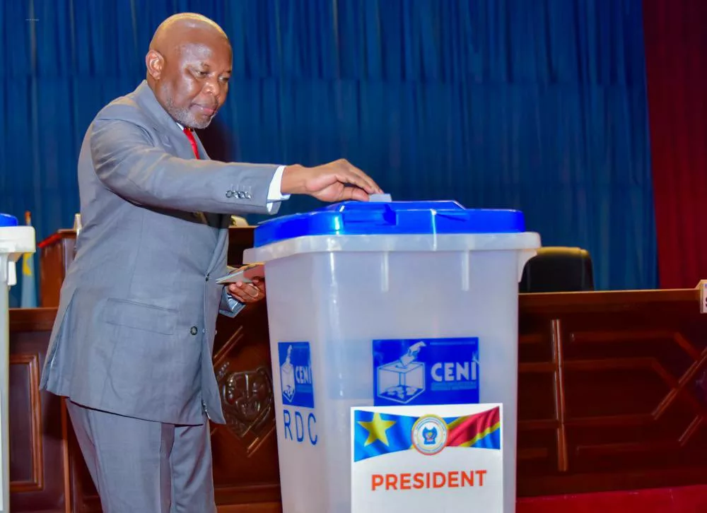 Vital Kamerhe en train de voter pour l'installation du bureau définitif de l'Assemblée nationale Mai 2024