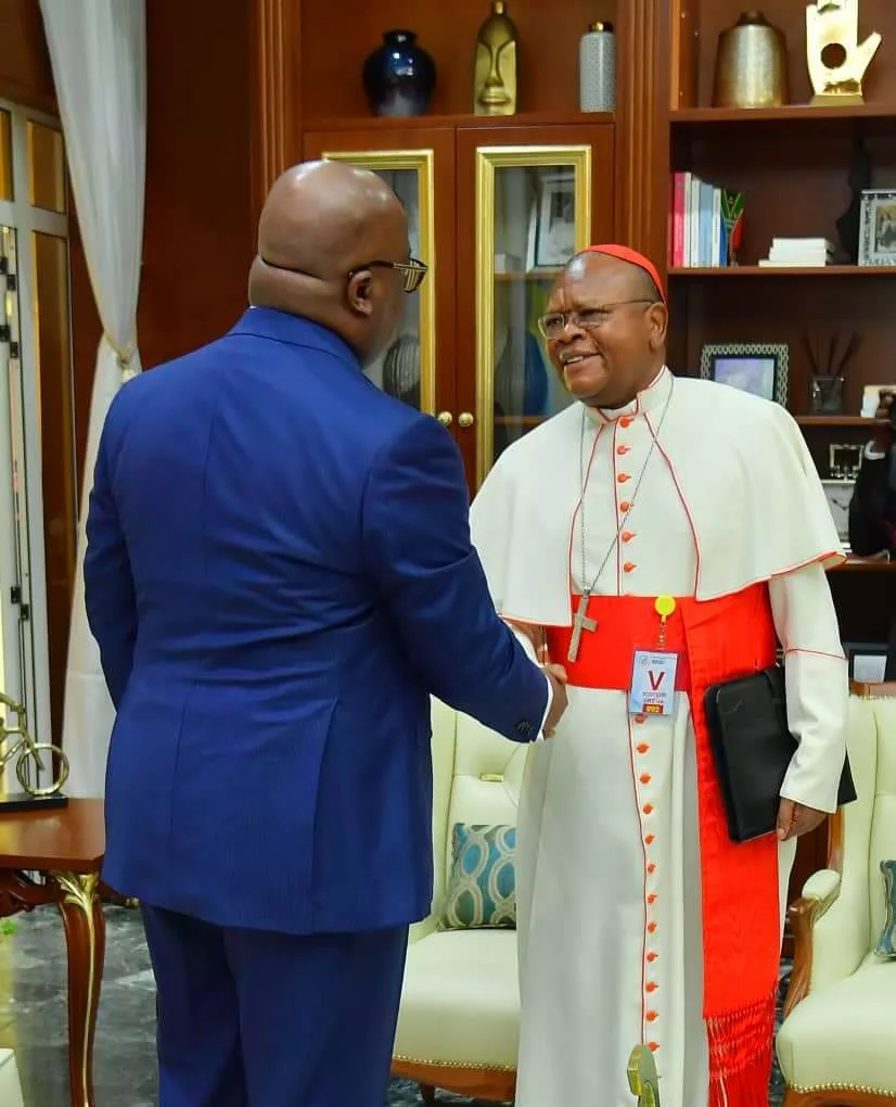 Félix Tshisekedi saluant le Cardinal Fridolin Ambongo