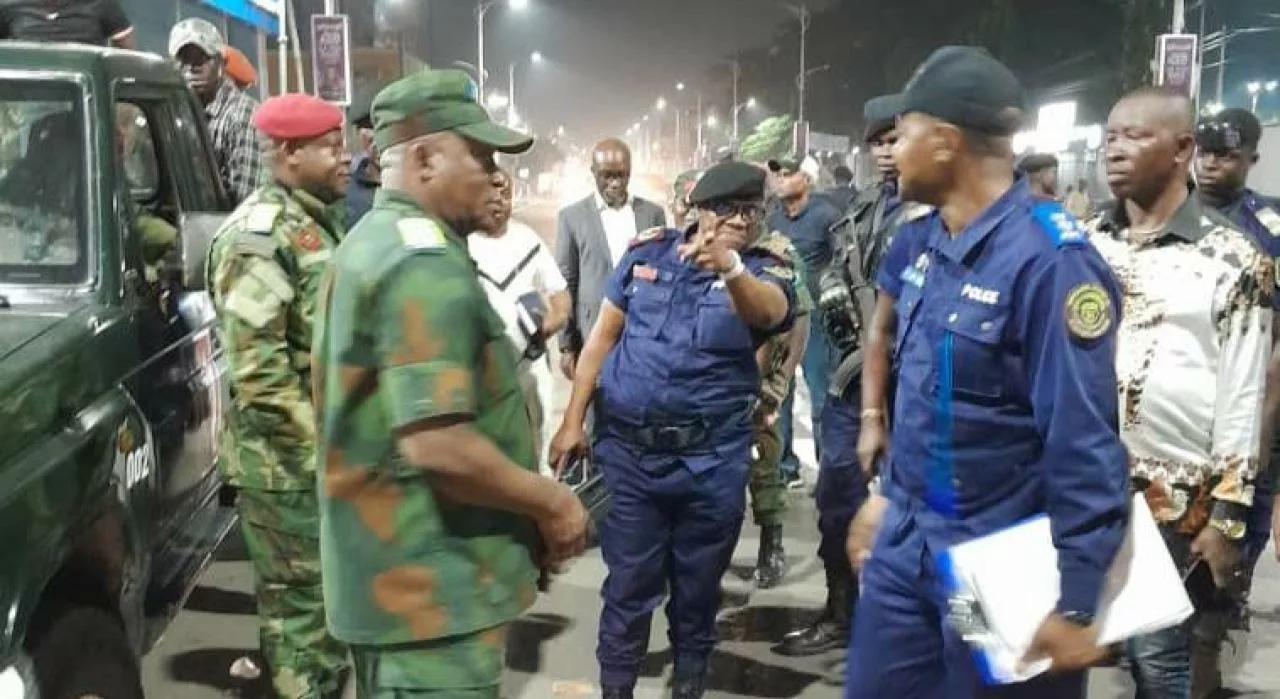 Le chef de la police de Kinshasa Blaise Kilimba Limba échange avec quelques éléments de FARDC