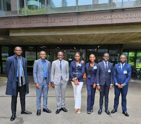 Photo d'ensemble des étudiants de l'université de Kinshasa à la cour pénale internationale CPI ( Haye )