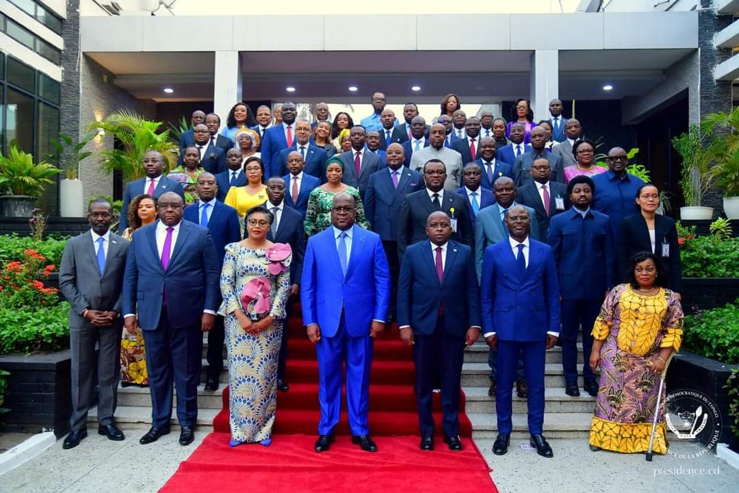 Photo de famille du premier conseil des ministres du Gouvernement Suminwa