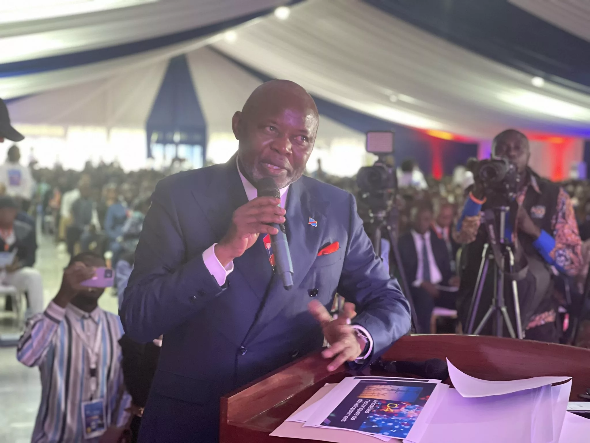 le Professeur Vital Kamerhe en conférence-débat au chapiteau de l'université de Kinshasa