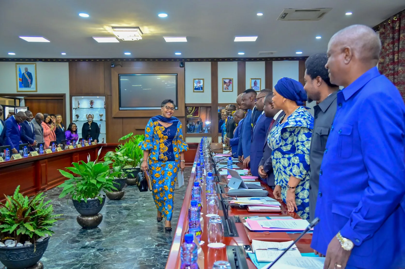 La première Ministre Judith Suminwa saluant les membres de son gouvernement