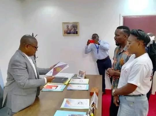 Rencontre entre Les membres de la communauté LGBT et le président du CNDH Paul Nsapu.