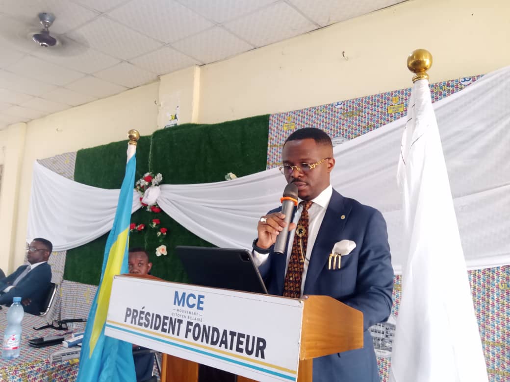 Hugues BOOLE président du MCE, pendant son allocution devant les étudiants à l'université libre de Kinshasa