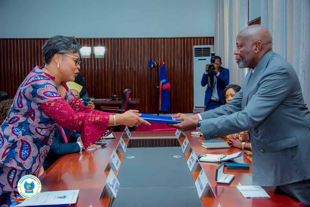 La première Ministre Judith Suminwa remettant le programme du gouvernement au président de l'Assemblée nationale Vital Kamerhe