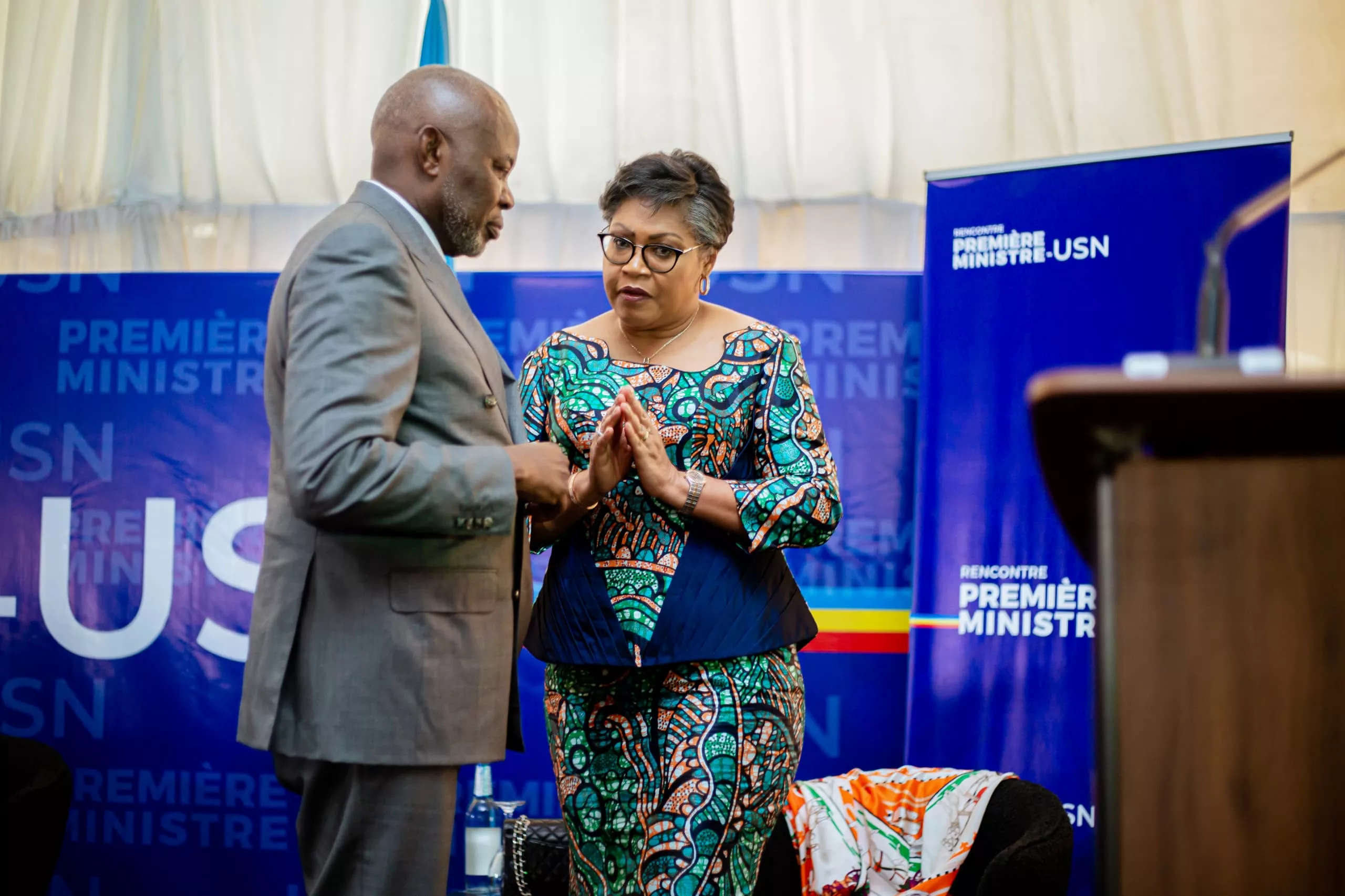 La première Ministre Judith Suminwa échangeant avec le Président de l'Assemblée nationale Vital Kamerhe au chapiteau de Pullman à Kinshasa