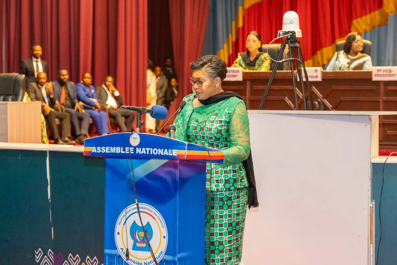 La première Ministre Judith Suminwa exposant le programme de son gouvernement à l'Assemblée nationale