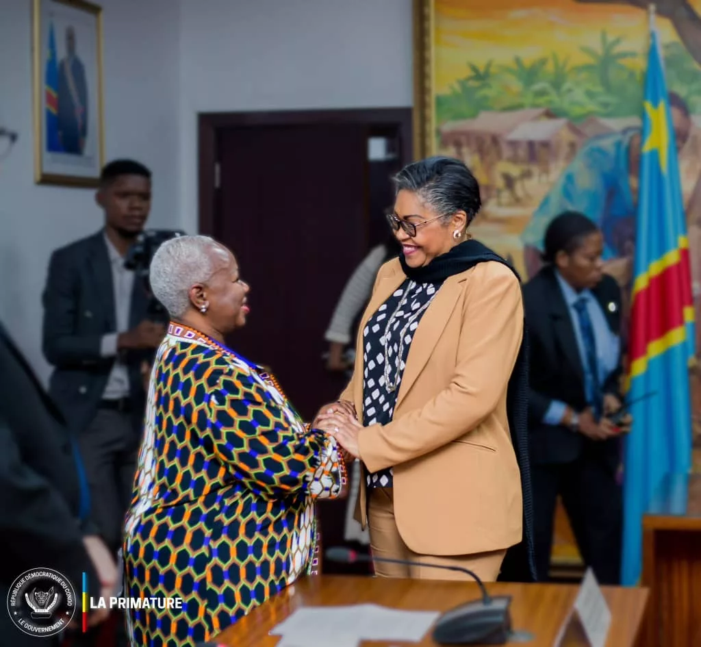 La première Ministre Judith Suminwa saluant la cheffe de la Monusco Bintu Keita à la primature