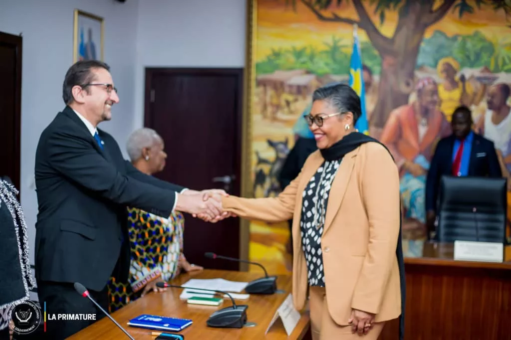 La première Ministre Judith Suminwa saluant un diplomate en poste à Kinshasa