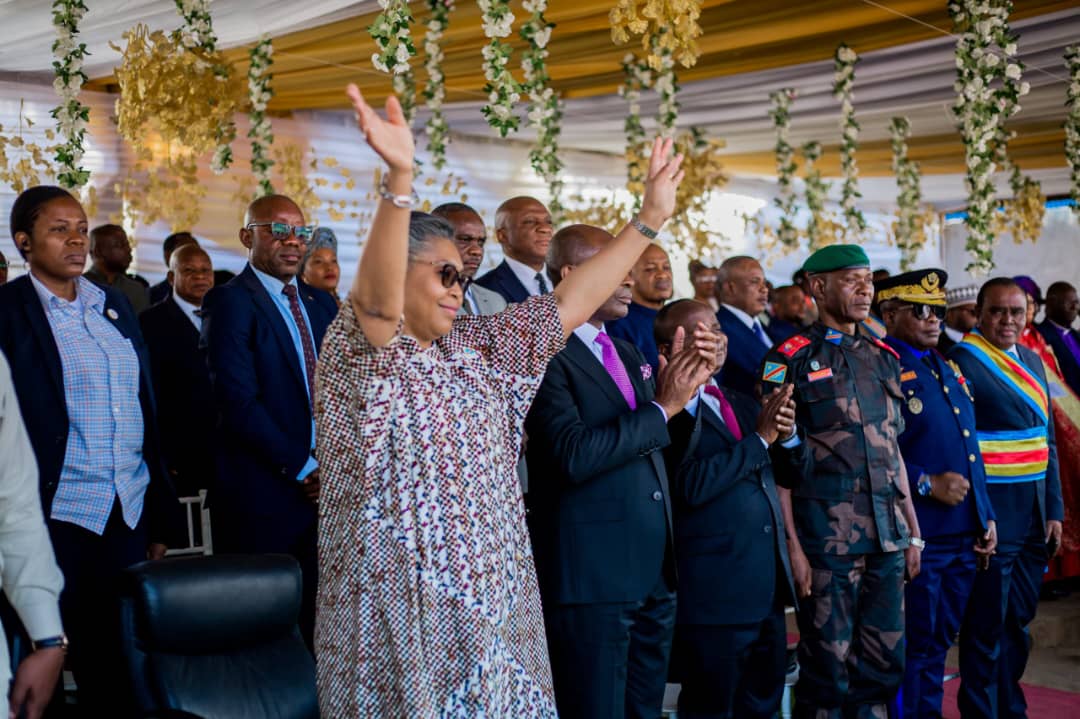 La première Ministre Judith Suminwa à la tribune de la place de l'indépendance à Bukavu