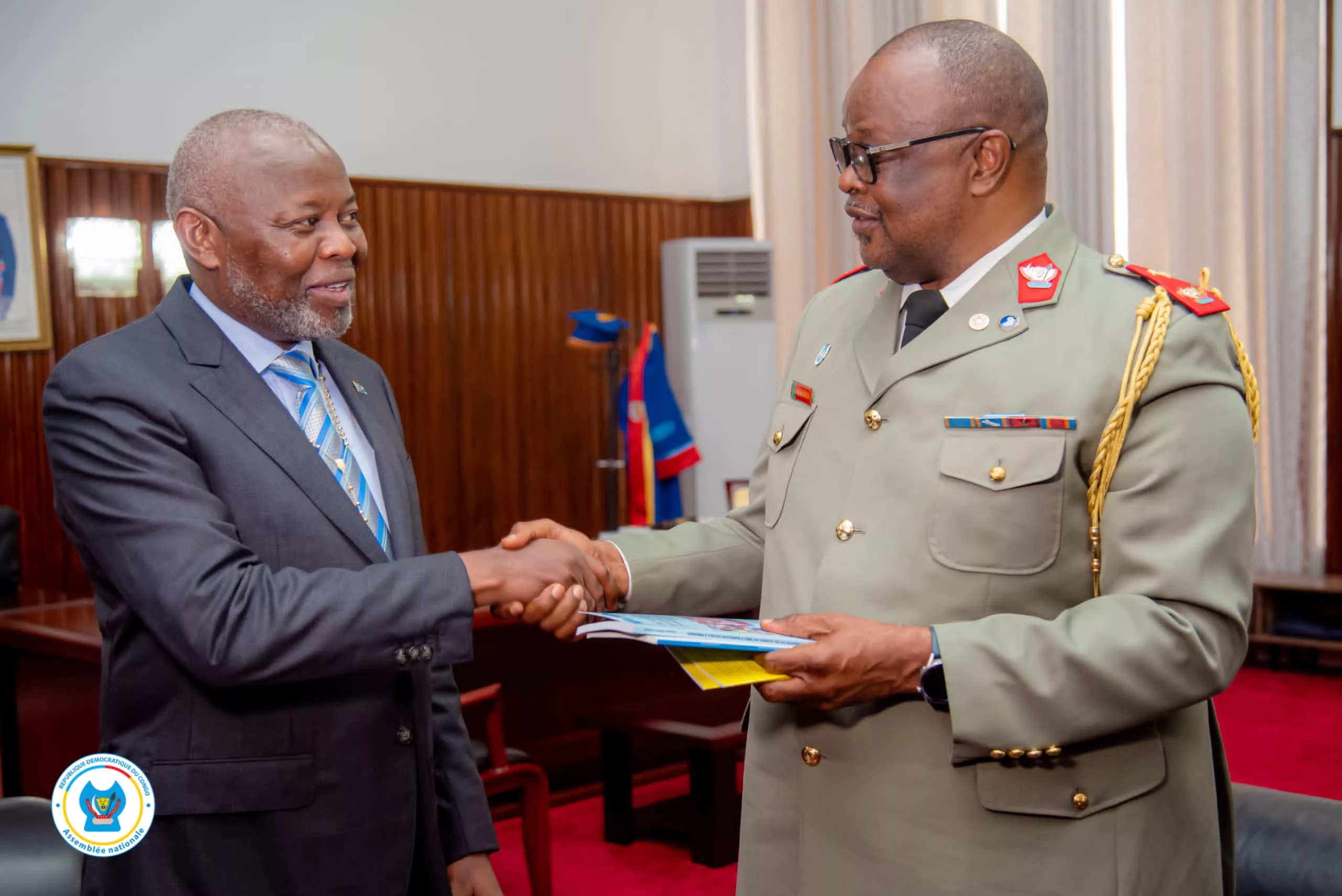 Le Président de l'Assemblée nationale Vital Kamerhe saluant le Général Major et Professeur Augustin MUBIAYI MAMBA, Directeur Général du CHESD