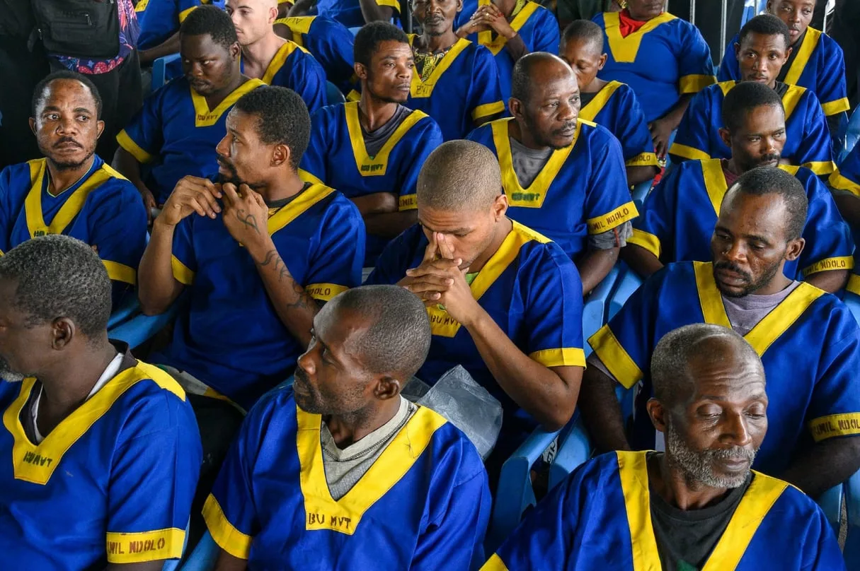 Marcel Malanga (au 2e rang au centre) parmi ses co-accusés, lors de la première audience du procès de la « tentative de coup d’État » du 19 mai, à la prison militaire de Ndolo, à Kinshasa, le 7 juin 2024.