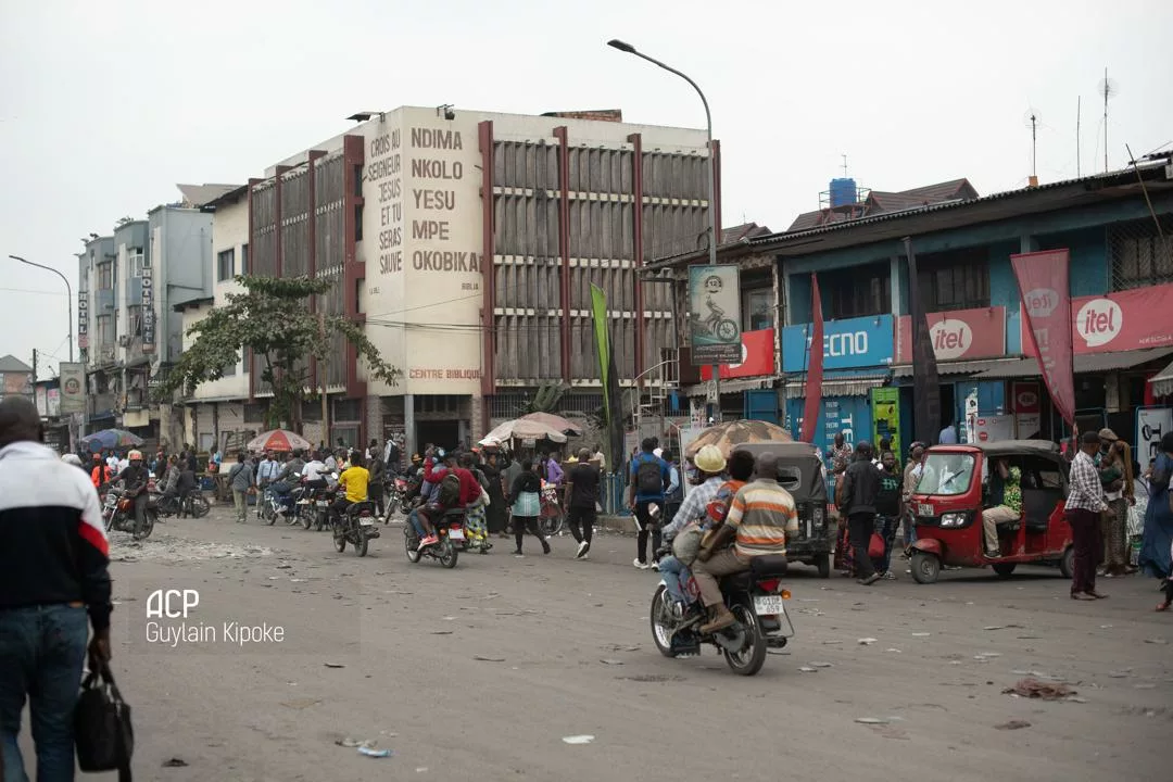 Un arret des taxis bus sur l'avenue Kasa-vubu non loin du rond-point Victoire à Kinshasa . Photo ACP