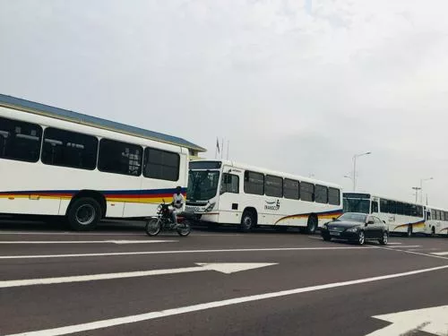 Le Chef de l'État, Félix Tshisekedi a lancé, samedi 13 février à Kinshasa, la mise en circulation d'un premier lot de 330 bus de l'entreprise Transport du Congo (TRANSCO). Photo Everette