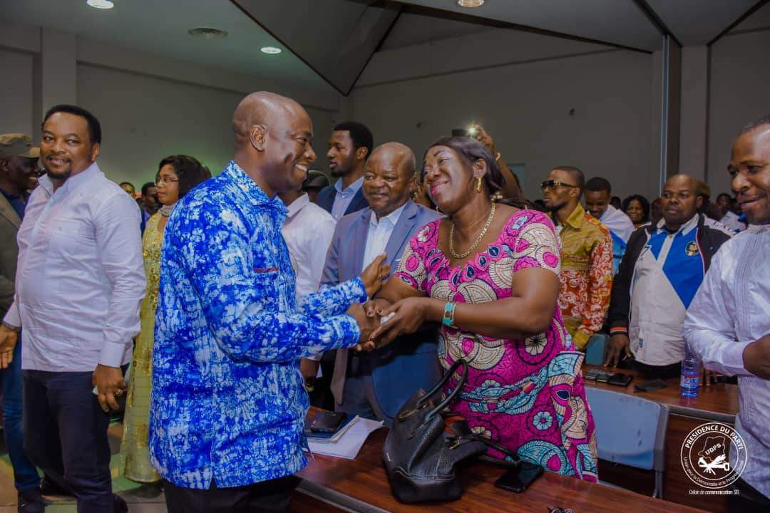 Augustin Kabuya secrétaire général de l'UDPS saluant les cadres du parti