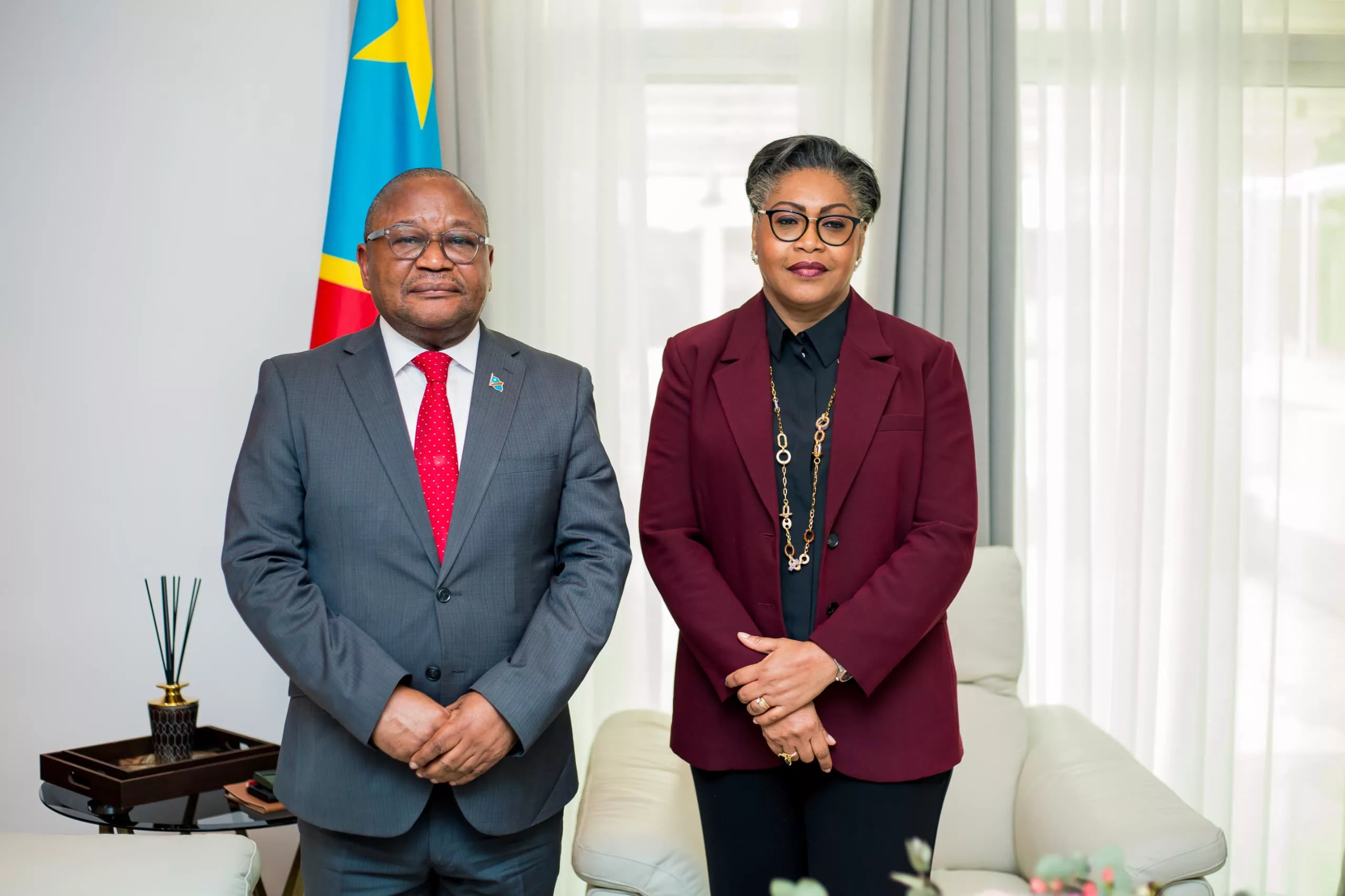 La première Ministre Judith Suminwa et le président de la commission nationale des droits de l'homme Paul Sapu à la primature RDC