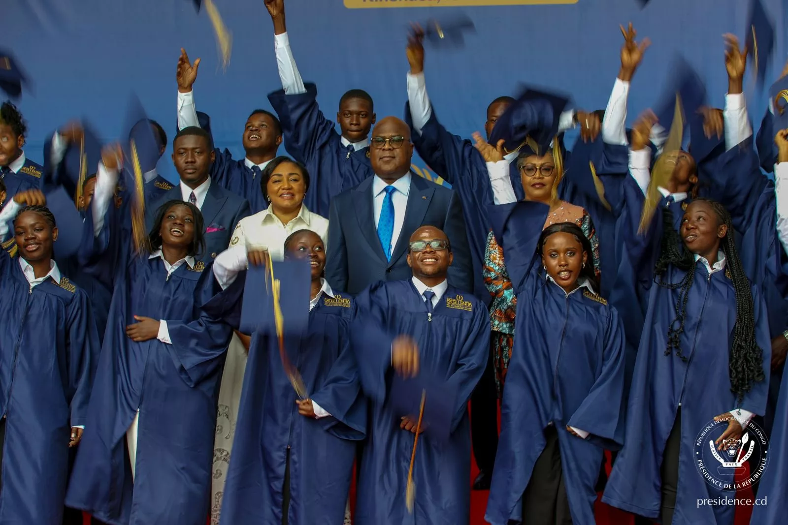 Photo de famille du couple présidentiel RDC avec les lauréats de la bourse Excellentia de la fondation Denise Nyakeru Tshisekedi