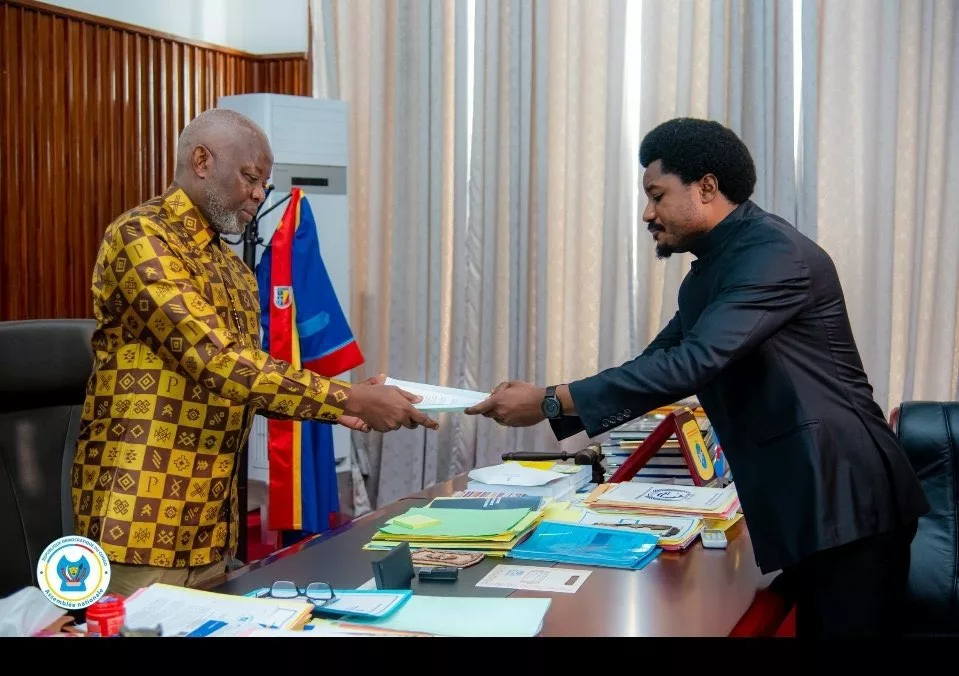 Le Ministre d'État Constant Mutamba remettant au Président de l'Assemblée nationale Vital Kamerhe 4 propositions de lois sur la réforme de la justice.