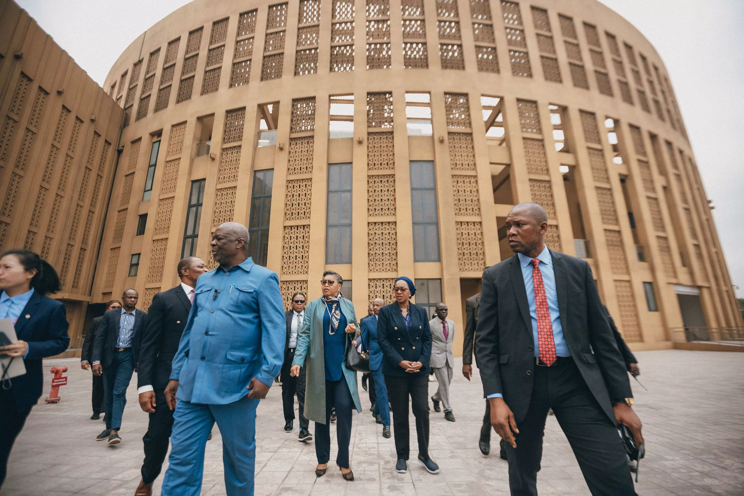 La Première Ministre Judith Suminwa et sa délégation dans l'enceinte du centre culturel d'Afrique de Kinshasa