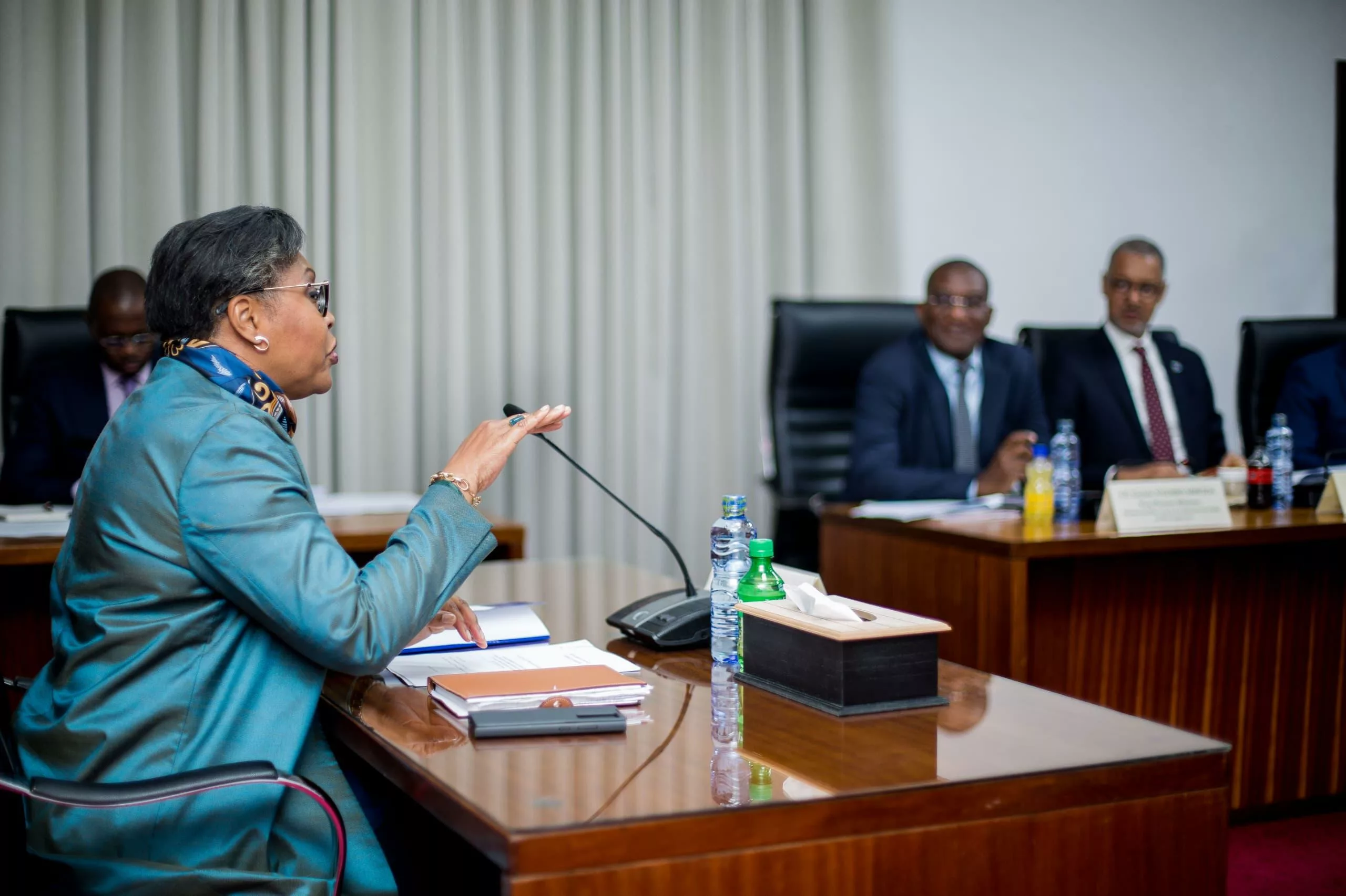 La Première Ministre Judith Suminwa en train de présider la réunion du comité de conjoncture économique à la primature