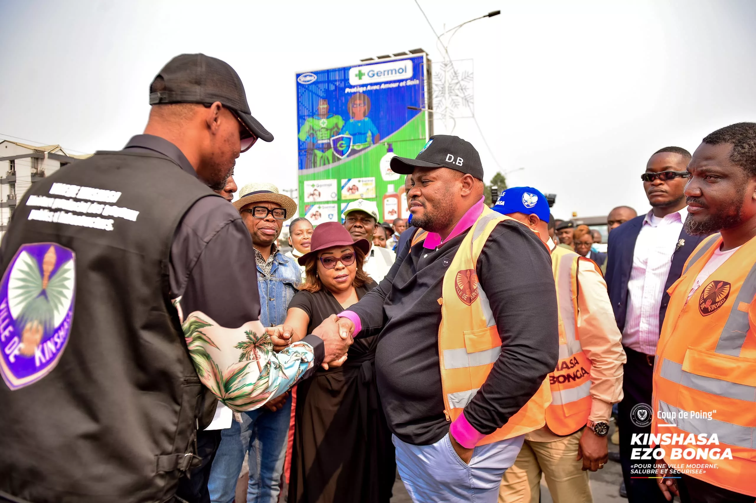 Daniel Bumba Lubaki Gouverneur de la ville de Kinshasa en train de lancer les travaux de curage des rivières à Limete