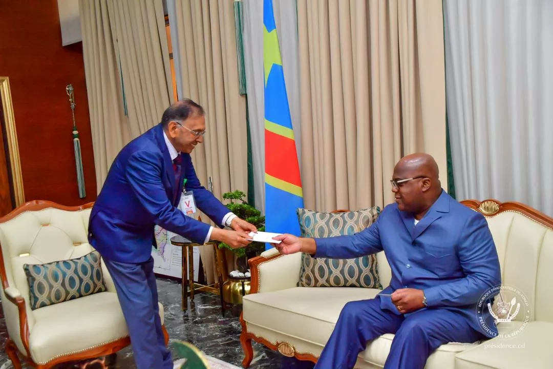 Le Président de la RDC Félix Tshisekedi recevant l'invitation de l'équipe Pepsi pour son inauguration à Kinshasa