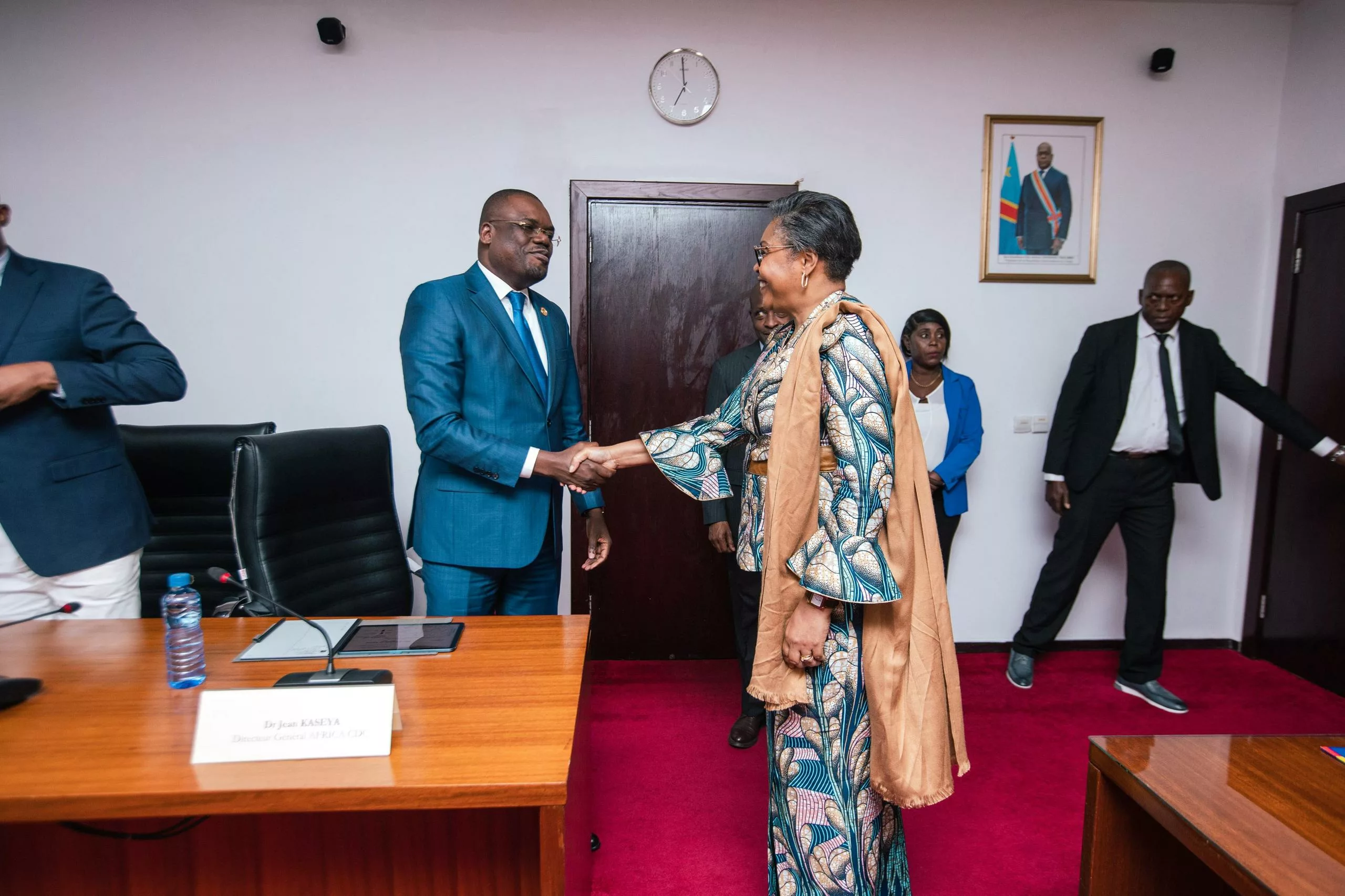 La Première Ministre congolaise Judith Suminwa Tuluka saluant Jean Kaseya, Directeur Général D'Africa CDC, l'Agence de Santé de l'Union Africaine