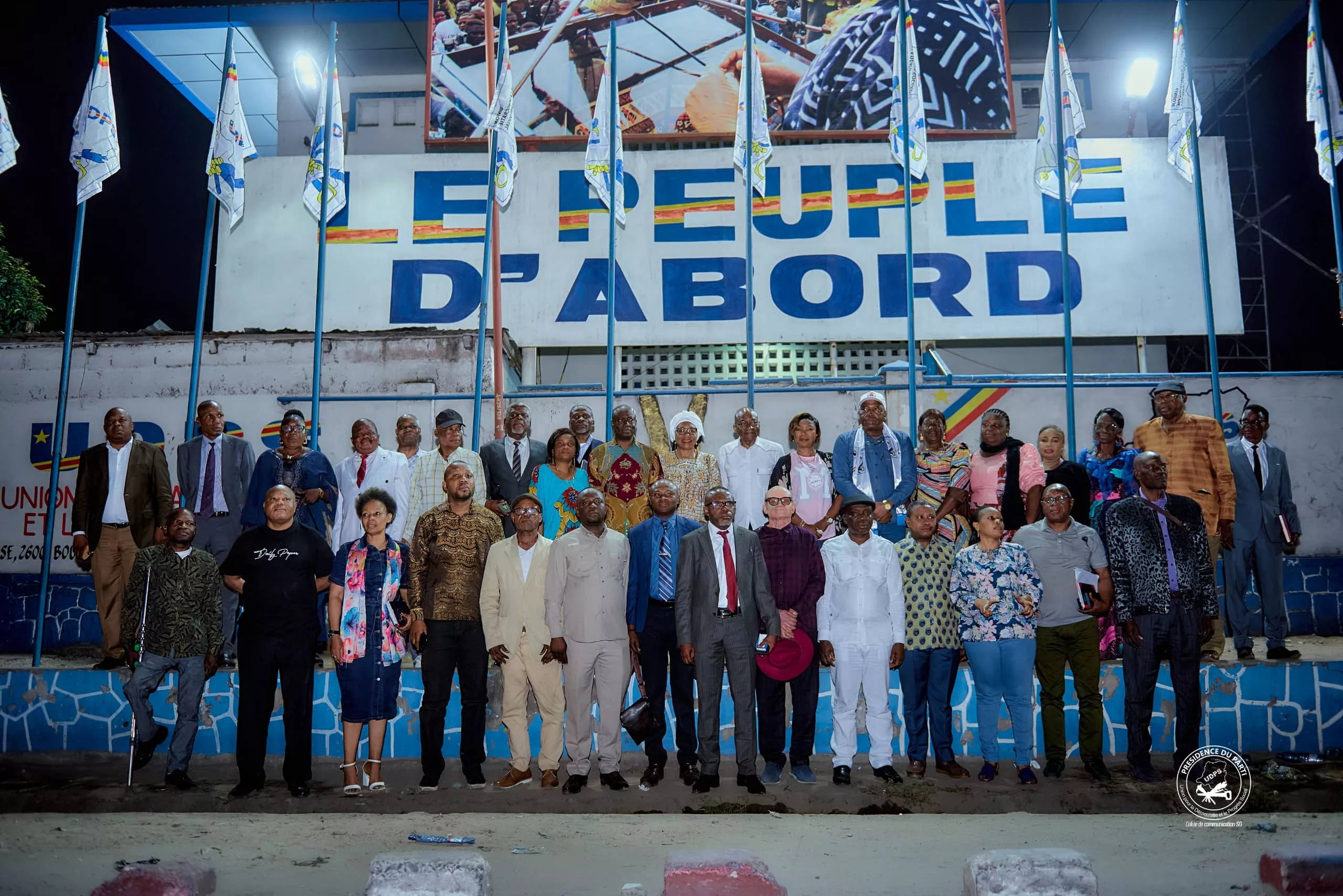 photo de famille entre l'exécutif de l'UDPS et la délégation de l'Internationale socialiste à Kinshasa