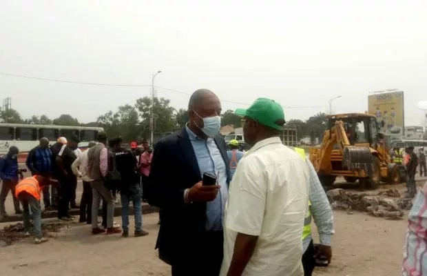 Le Ministre provincial de l'environnement Léon Mulumba Mwana Nshiya en train d'inspecter les travaux de curage des rivières à Kinshasa