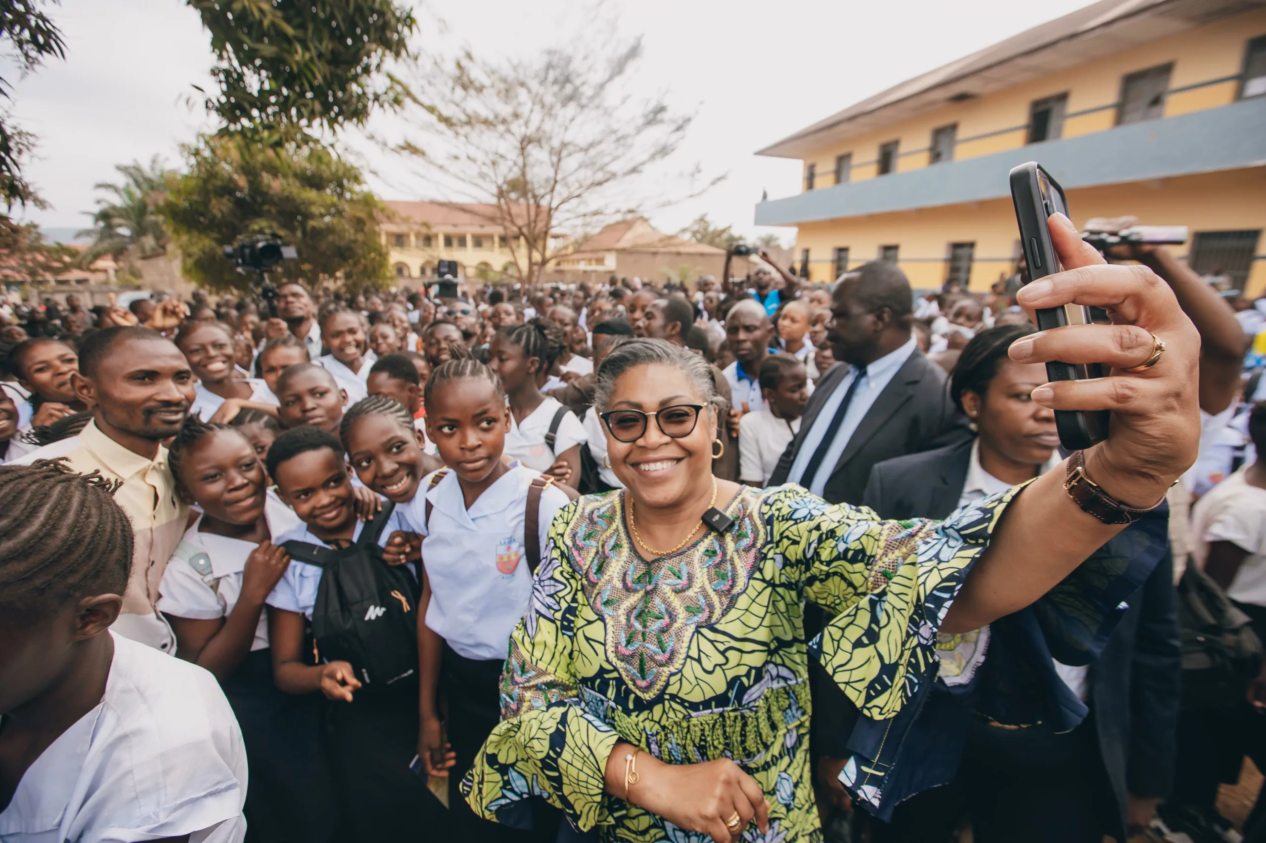 La Première Ministre Judith Suminwa en selfie au milieu des élèves du Lycée Lamba Ntumua à Kimpese