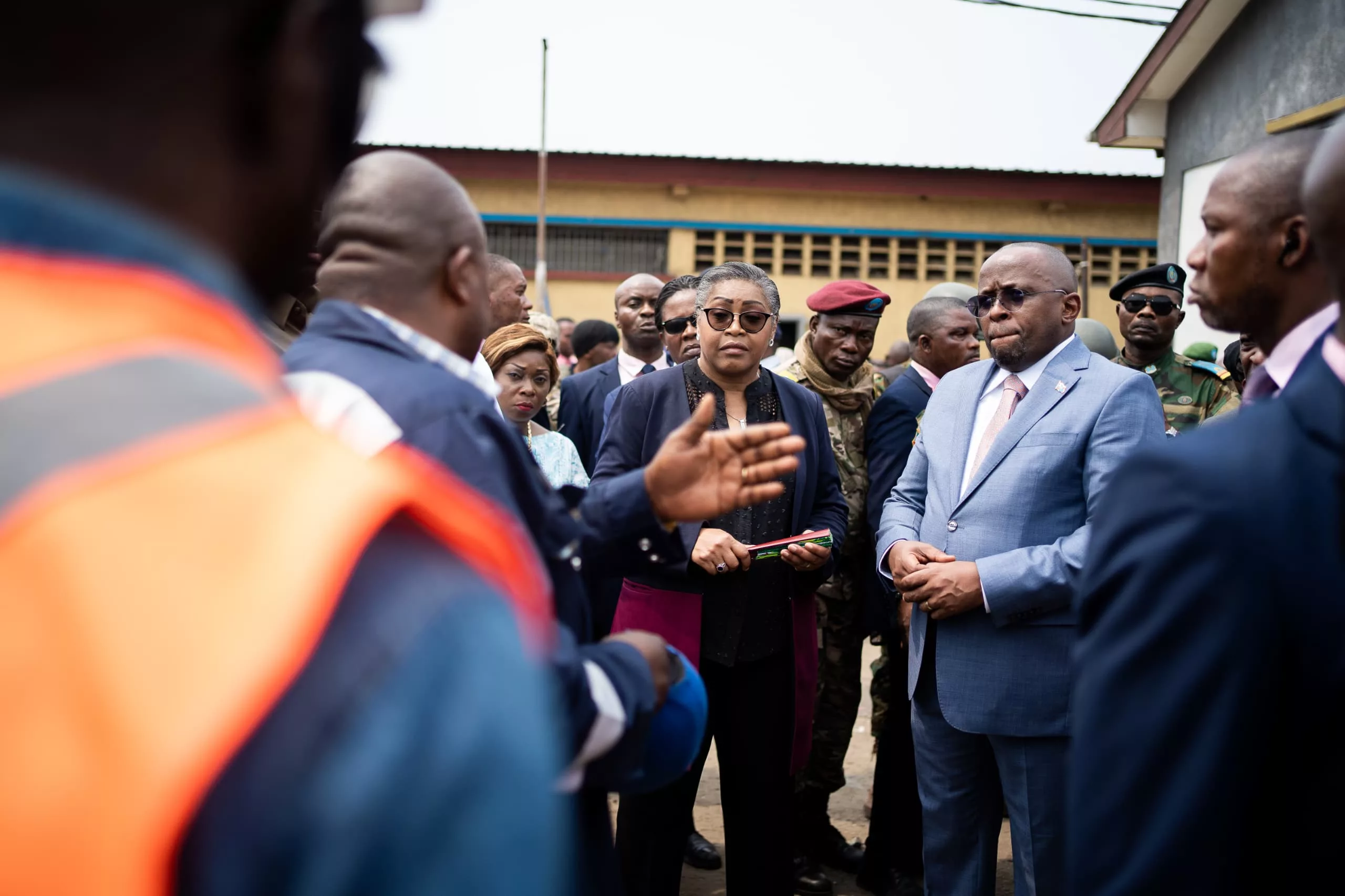 La Première ministre Judith Suminwa écoutant les explications après les incidents à la prison centrale de Makala à Kinshasa