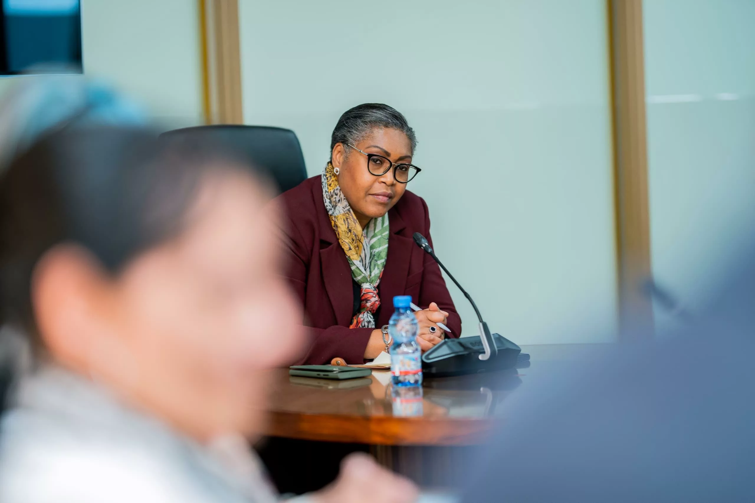 La Première ministre Judith Suminwa échangeant avec une délégation de la Monusco