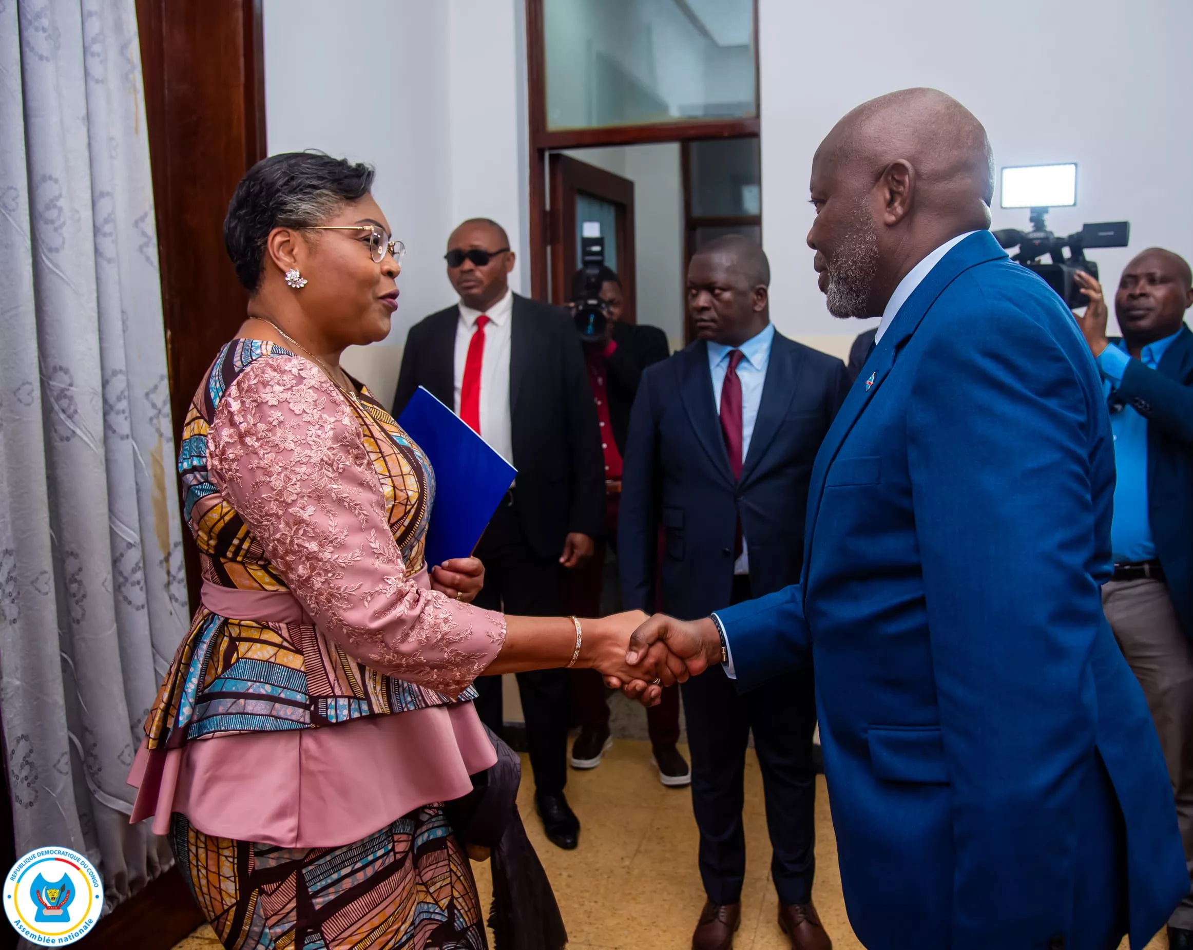 Le Président de l'Assemblée nationale Vital Kamerhe saluant le Première ministre Judith Suminwa