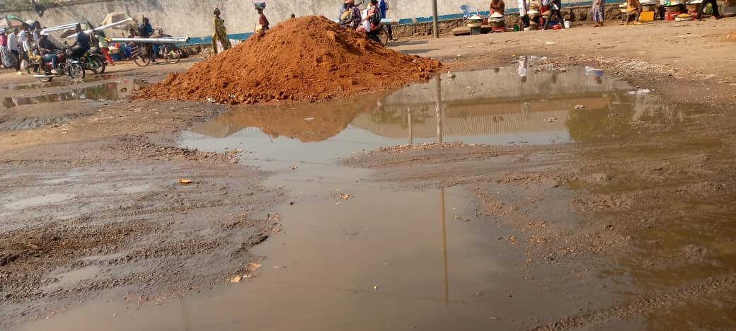 Une artère en chantier dans la ville de Kananga