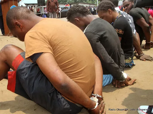 Photo illustration des bandits armés présentés par la police à Kinshasa en septembre 2014