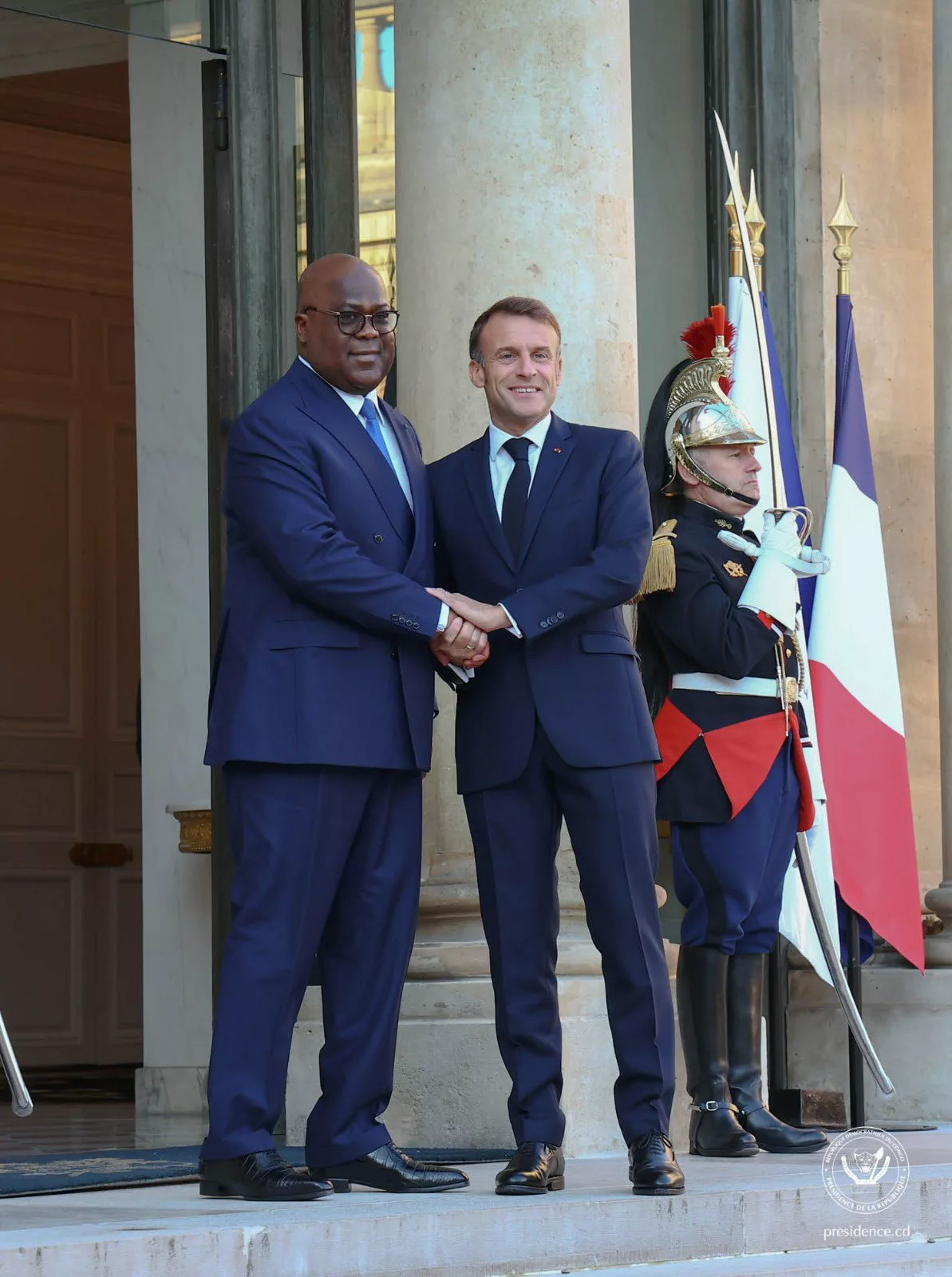 Poignée de mains entre le Président de la République Démocratique du Congo Félix Tshisekedi et son homologue de la République française Emmanuel sur le Peron de l'Elysée à Paris.