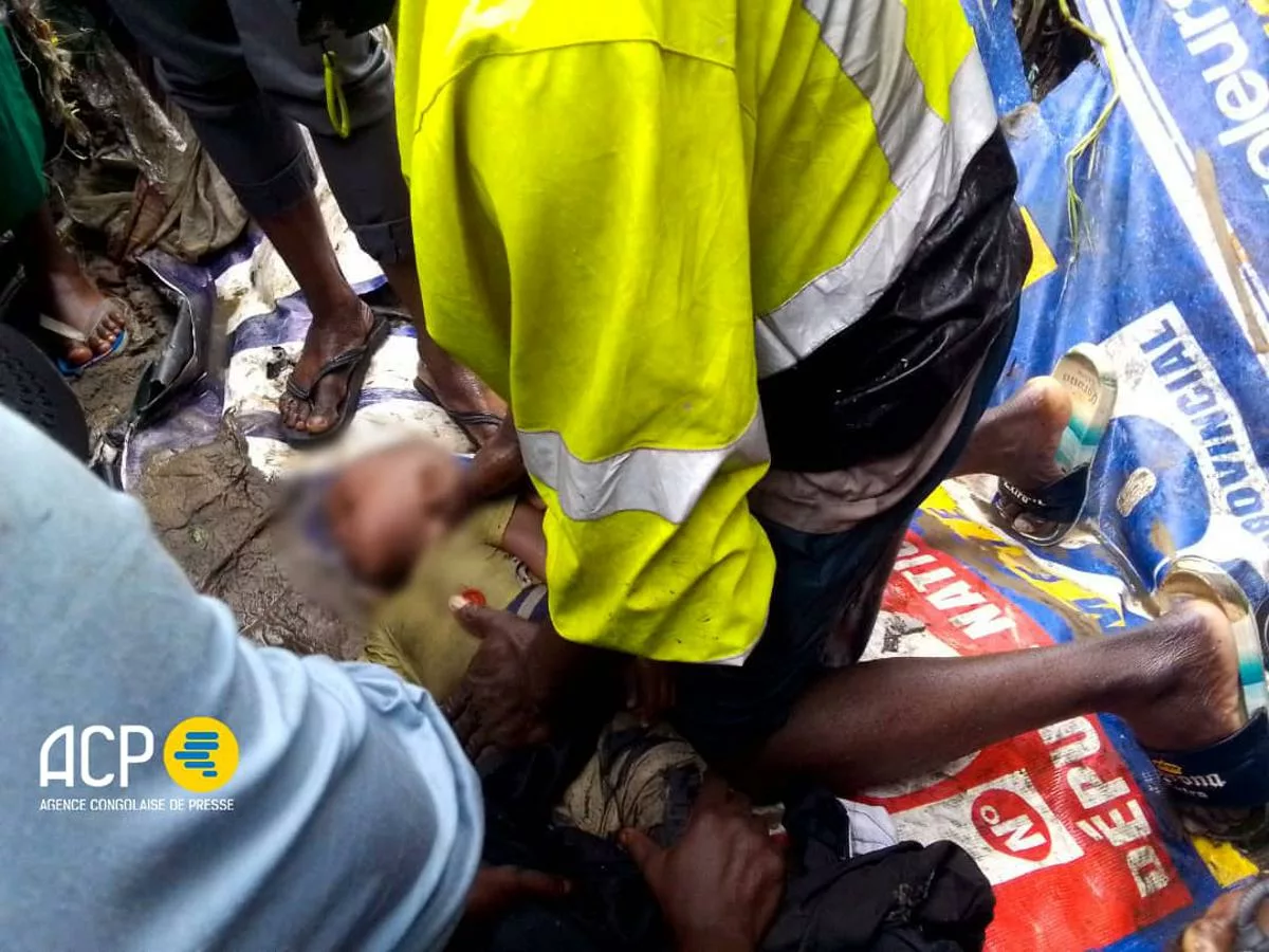 Des personnes essayant en vain de réanimer un enfant de 2 ans, noyé dans les eaux inondant sa maison lors de la pluie, le 19 octobre à Kinshasa. Photo ACP