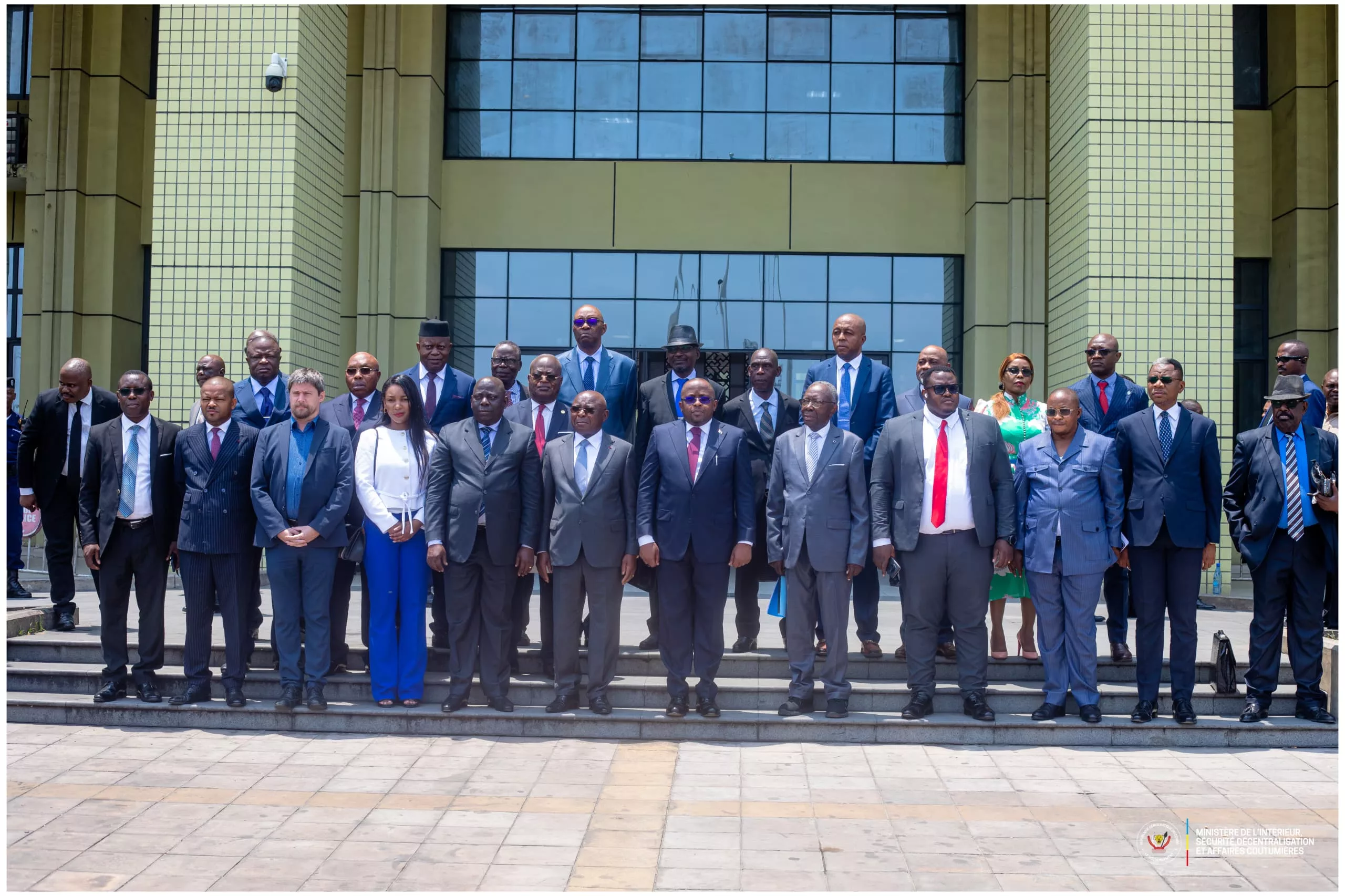 Photo de famille des experts de RDC-RC en compagnie des Ministres de l'intérieur de deux pays.