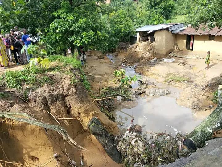 Dégât d'érosion à la suite d'une pluie diluvienne à Kananga