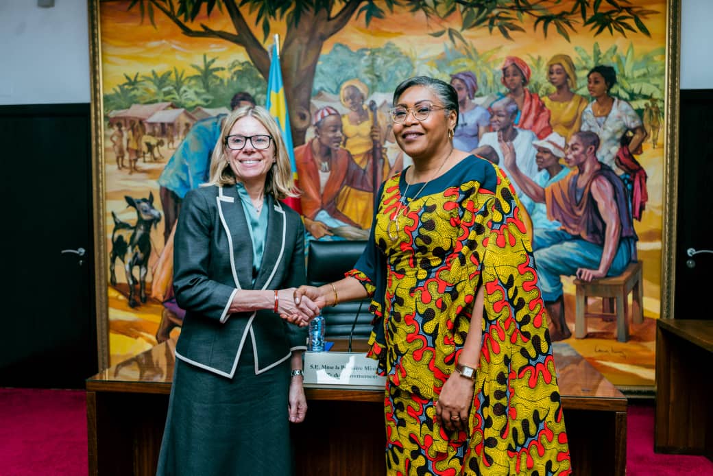 La première Ministre de RDC Judith Suminwa saluant Mme Anna Bjerde, Directrice générale des Opérations de la Banque mondiale