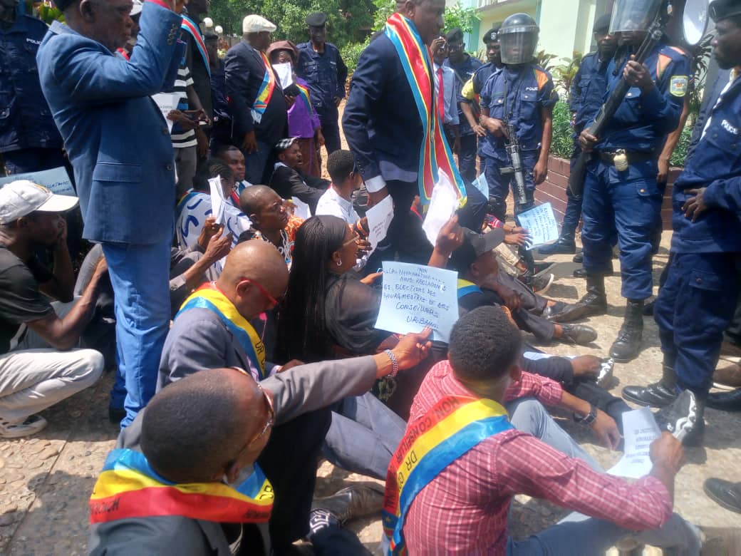 Les conseillers communaux à Tshikapa en sit-in face aux éléments de la police devant le gouvernorat.