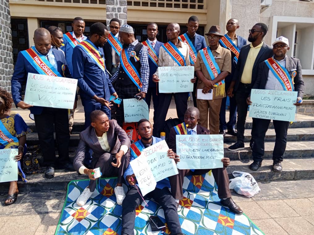 Les conseillers communaux de Kananga en sit-in devant le gouvernorat de la province du Kasaï central