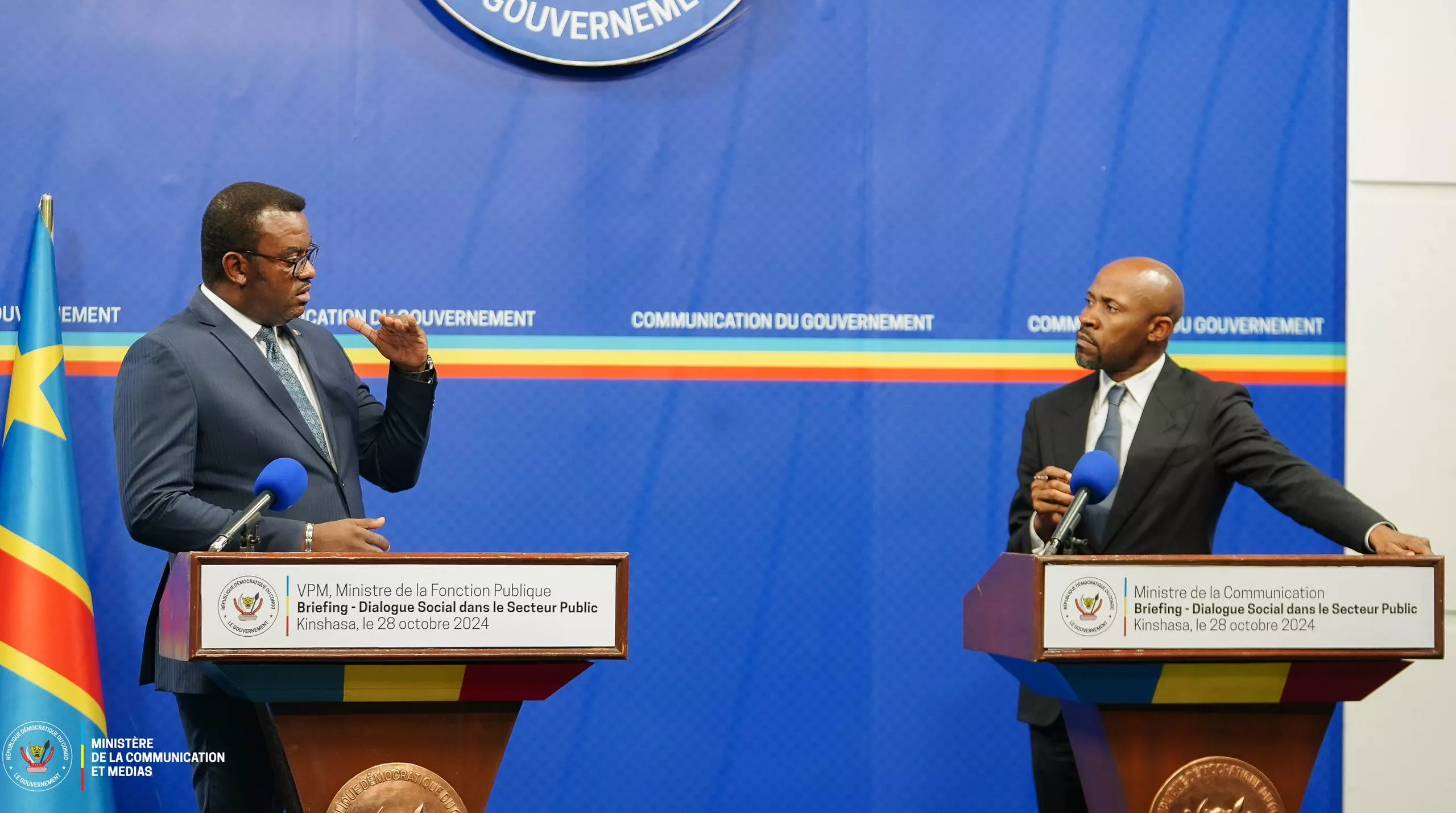 Le vice-premier ministre, ministre de la fonction publique Jean Pierre Lihau et le ministre de la communication et médias porte-parole du gouvernement Patrick Muyaya lors d'un briefing à Kinshasa