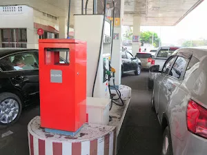 Une seule pompe en service dans une station-service pour servir des automobilistes à Kinshasa, le 30/08/2017, lors de la pénurie du carburant. Radio Okapi/Ph. John Bompengo