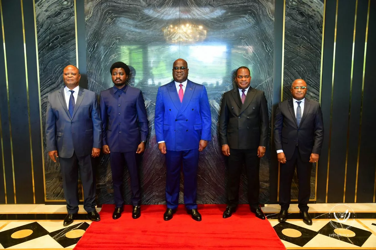 Le Président de la République Félix Tshisekedi au milieu entouré du Ministre d'État, ministre de la justice et garde des sceaux Me Constant Mutamba, du président du conseil supérieur de la magistrature Dieudonné Kamuleta