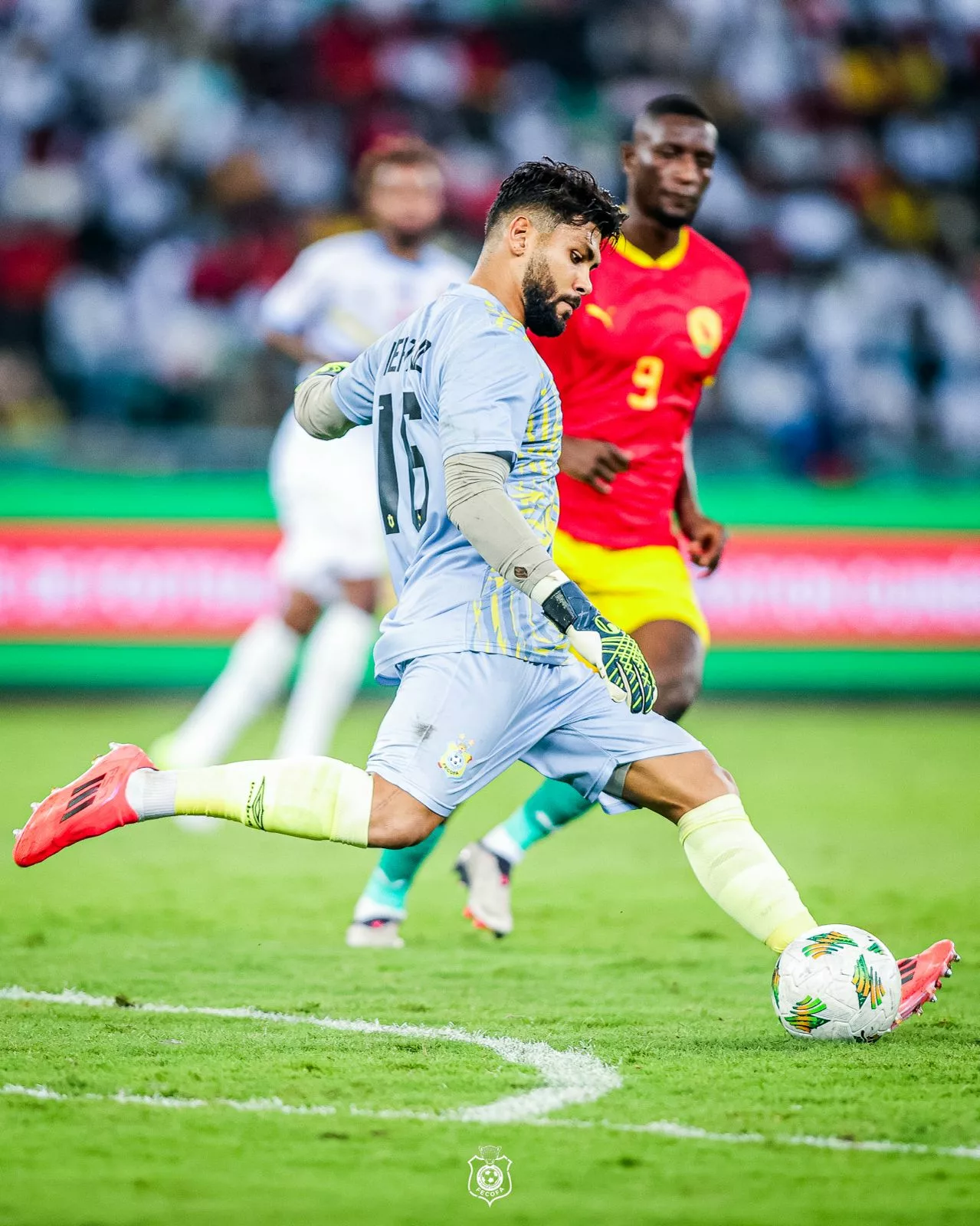 Le dégagement du ballon de la part du gardien des léopards de la RDC Dimitry Bertaud face à un attaquant de la Guinée.