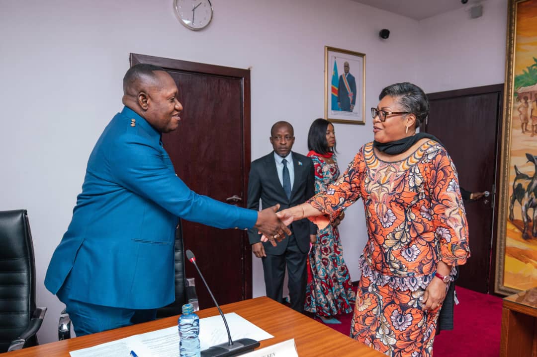 La première Ministre Judith Suminwa saluant l'inspecteur général des finances chef des services Jules Alingete Key